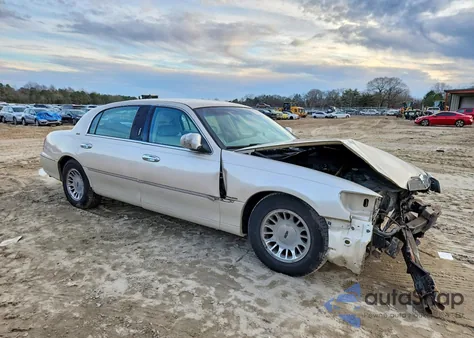 2001 Lincoln Town Car Cartier L z USA, uszkodzony, nr VIN 1LNHM85W61Y671920